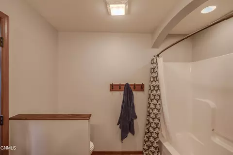 Bath - 6923 Derek Dr, Bismarck, ND 58504 photo 2 of 13