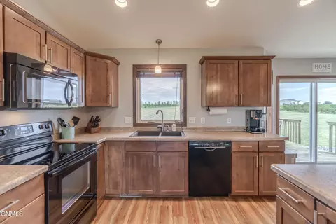 Kitchen - 6923 Derek Dr, Bismarck, ND 58504 photo 5 of 9