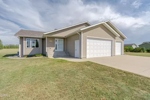 6923 Derek Dr, Bismarck, ND 58504