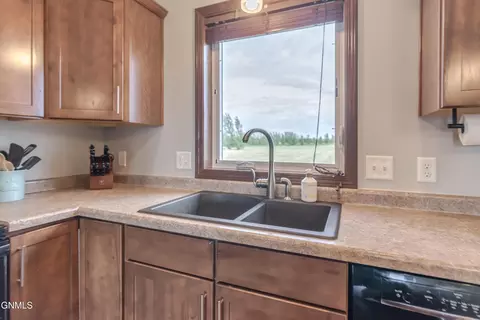 Kitchen - 6923 Derek Dr, Bismarck, ND 58504 photo 8 of 9