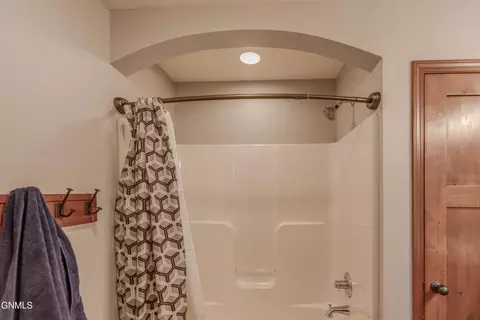 Bath - 6923 Derek Dr, Bismarck, ND 58504 photo 4 of 13