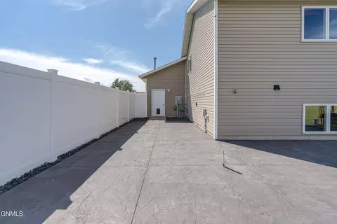 Exterior - 6923 Derek Dr, Bismarck, ND 58504 photo 18 of 27