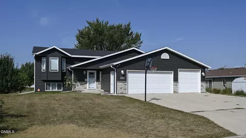 66 Haywood Dr, Lincoln, ND 58504