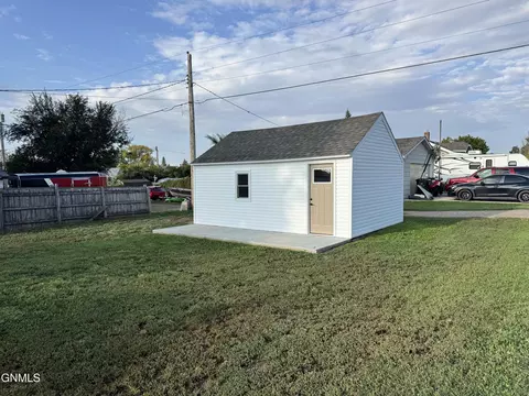 621 4th Ave W, Williston, ND 58801 photo 28