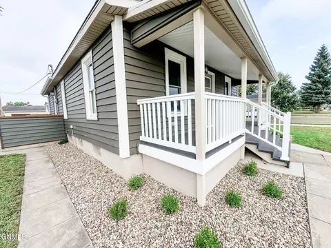 621 4th Ave W, Williston, ND 58801 photo 3