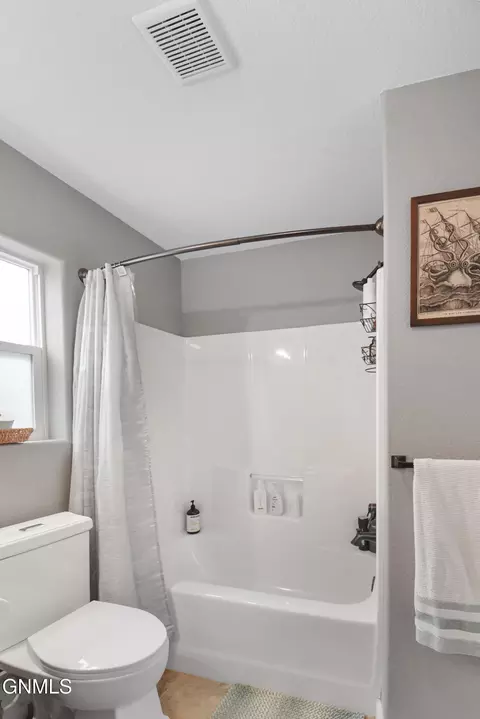 Bath - 2722 24th St W, Williston, ND 58801 photo 3 of 3