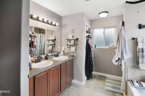 Bath - 2722 24th St W, Williston, ND 58801 photo 2 of 3