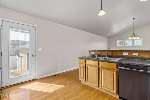 2514 15th Ave W, Williston, ND 58801 photo 6
