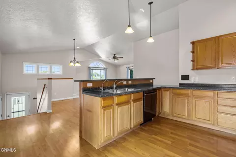 2514 15th Ave W, Williston, ND 58801 photo 5