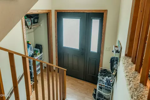 2865 Warwick Loop, Bismarck, ND 58504 photo 2