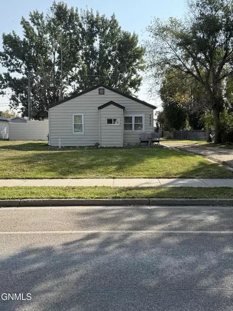 2020 University Ave, Williston, ND 58801