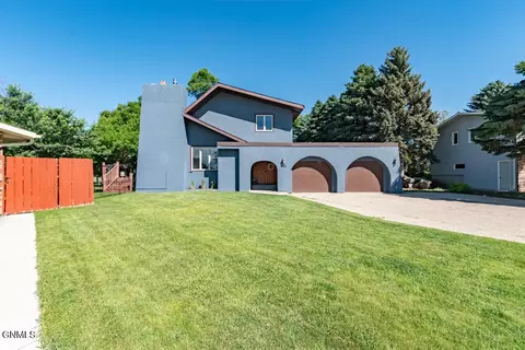 638 Easy St, Bismarck, ND 58504