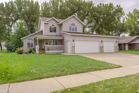 3200 Bay Shore Bnd SE, Mandan, ND 58554