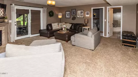 Living - 609 Huron Dr, Bismarck, ND 58503 photo 2 of 2