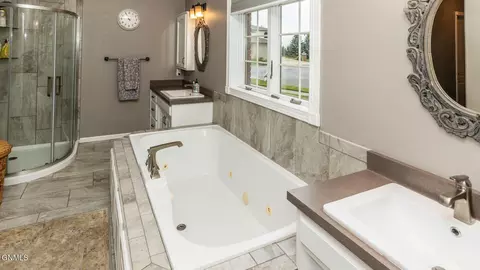 Bath - 609 Huron Dr, Bismarck, ND 58503 photo 2 of 4