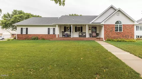 609 Huron Dr, Bismarck, ND 58503
