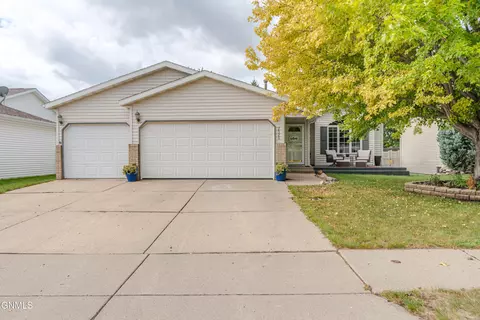 2526 Berkshire Dr, Bismarck, ND 58503