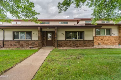 222 14th St NE, Mandan, ND 58554