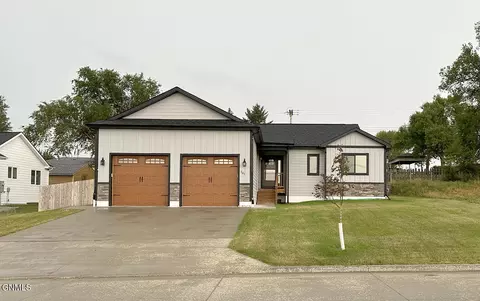 205 7th Ave NE, Watford City, ND 58854