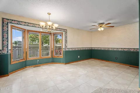 411 Turnpike Ave E, Bismarck, ND 58501 photo 4