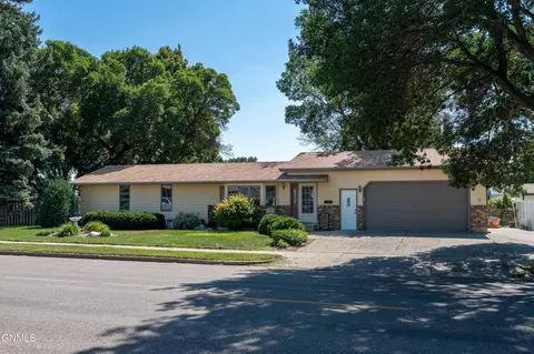 411 Turnpike Ave E, Bismarck, ND 58501