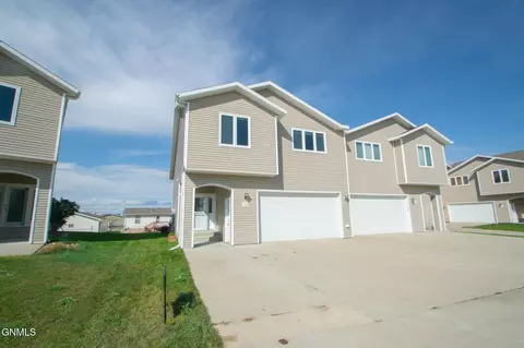 1730 Calgary Loop, Bismarck, ND 58503