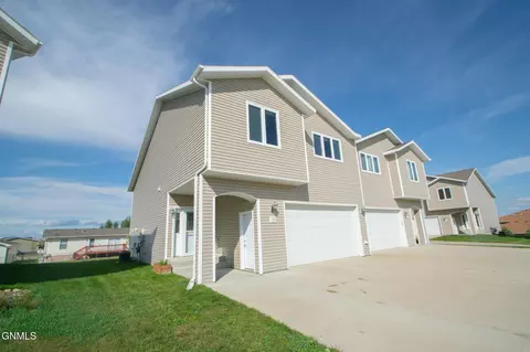 1730 Calgary Loop, Bismarck, ND 58503 photo 2