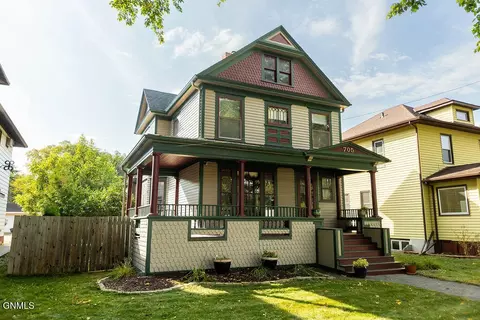 705 10th St S, Fargo, ND 58103