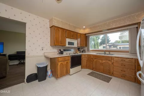 1139 2nd Ave E, Dickinson, ND 58601 photo 10