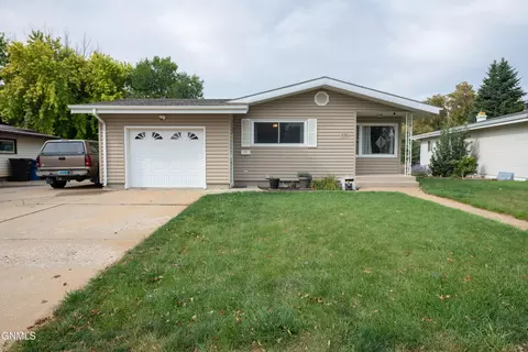 1139 2nd Ave E, Dickinson, ND 58601 photo 2