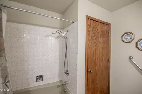 Bath - 401 Montana Ave, Mott, ND 58646 photo 3 of 5