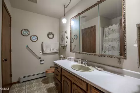 Bath - 401 Montana Ave, Mott, ND 58646 photo 2 of 5