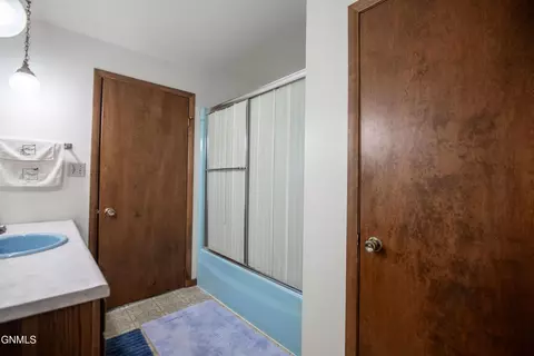 Bath - 401 Montana Ave, Mott, ND 58646 photo 5 of 5