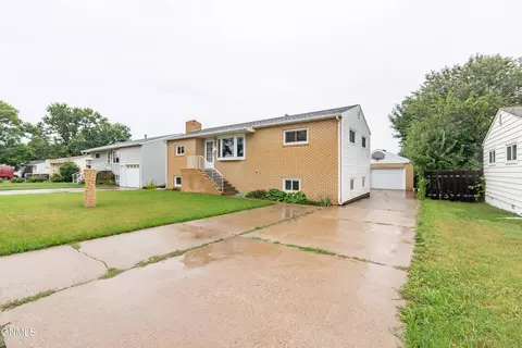 104 12th St NW, Mandan, ND 58554