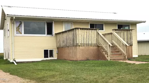 8261 71st St SE, Edgeley, ND 58433