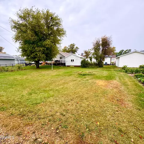 Exterior - 315 2nd St E, Napoleon, ND 58561 photo 1 of 3