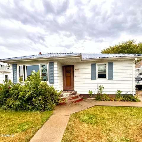 315 2nd St E, Napoleon, ND 58561