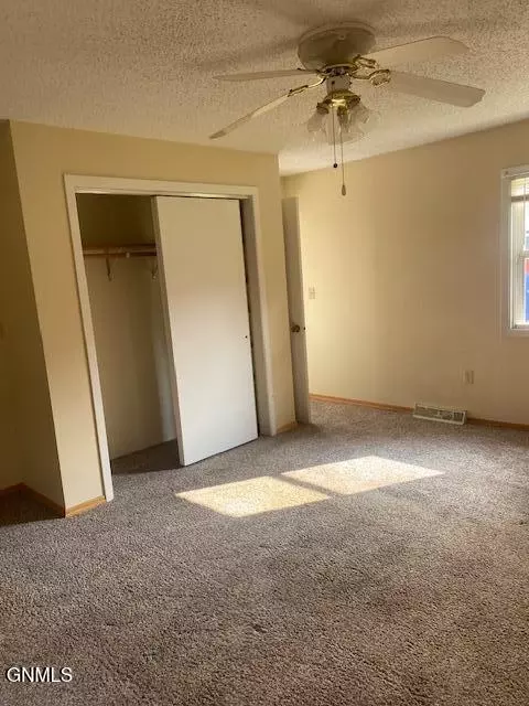 227 10th Ave E, Dickinson, ND 58601 photo 20
