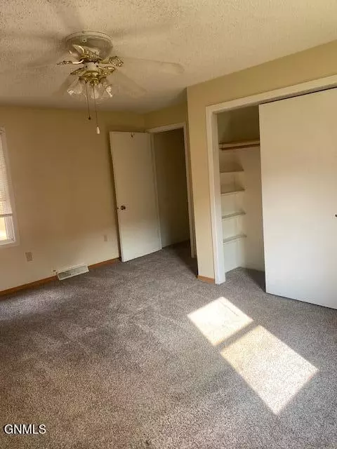 227 10th Ave E, Dickinson, ND 58601 photo 21