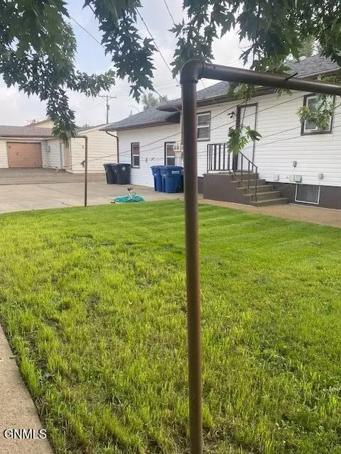 227 10th Ave E, Dickinson, ND 58601 photo 4