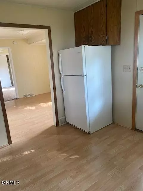 227 10th Ave E, Dickinson, ND 58601 photo 9