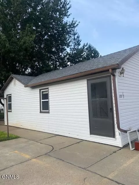 227 10th Ave E, Dickinson, ND 58601 photo 6