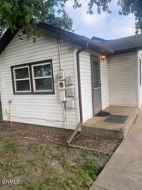 227 10th Ave E, Dickinson, ND 58601 photo 3