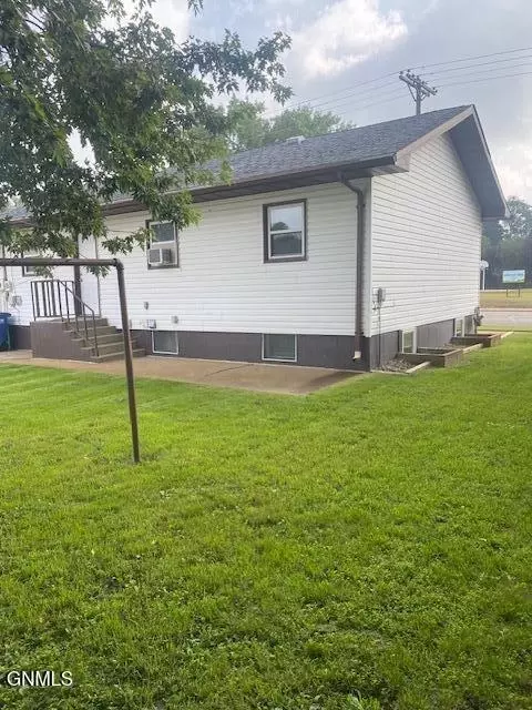 227 10th Ave E, Dickinson, ND 58601 photo 2