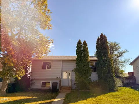 1825 28th St W, Williston, ND 58801