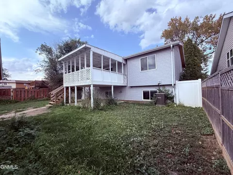 Exterior - 1825 28th St W, Williston, ND 58801 photo 7 of 8