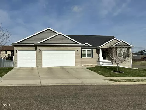 2418 Prairie Oak Dr, Dickinson, ND 58601