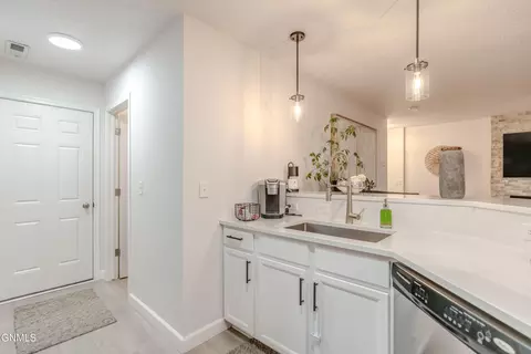 Kitchen - 2008 Marina Rd SE, Mandan, ND 58554 photo 5 of 11