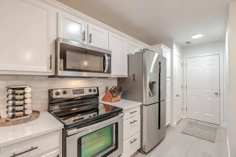 Kitchen - 2008 Marina Rd SE, Mandan, ND 58554 photo 10 of 11