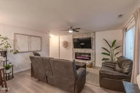 Living - 2008 Marina Rd SE, Mandan, ND 58554 photo 4 of 5